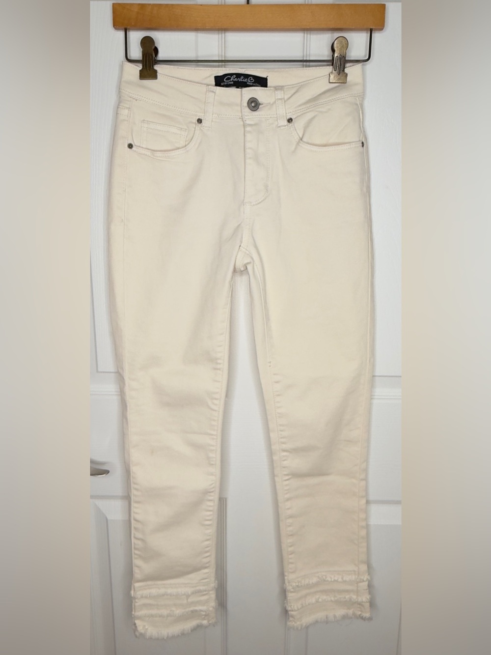 CHARLIE B Off White Ankle Frayed-Hem Jeans Size 0 - Picture 2 of 10